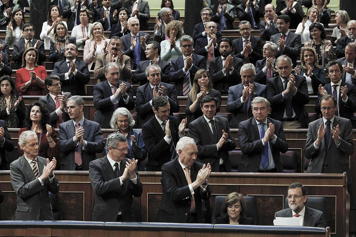 PPren diputatuak Espainiako Kongresuan —tartean hainbat ministro—, Rajoyri txaloka. J. J. GUILLEN / EFE. PPren diputatuak Espainiako Kongresuan —tartean hainbat ministro—, Rajoyri txaloka. J. J. GUILLEN / EFE.