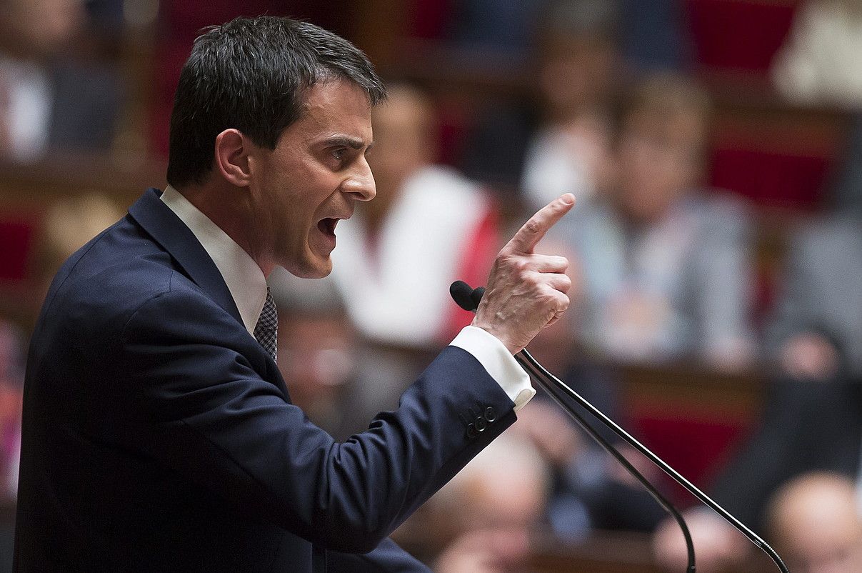 Manuel Valls lehen ministroa, atzo, Frantziako Parlamentuaren aitzinean hitzaldia ematen. IAN LANGSDON / EFE.