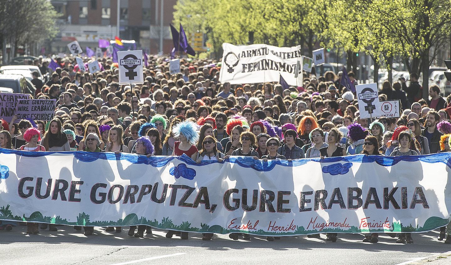 Abortua eskubidea dela eta emakumeek aukeratzeko askatasuna izan behar dutela nabarmendu zuten manifestazioan. Jendetza elkartu zen. JAGOBA MANTEROLA / ARGAZKI PRESS.