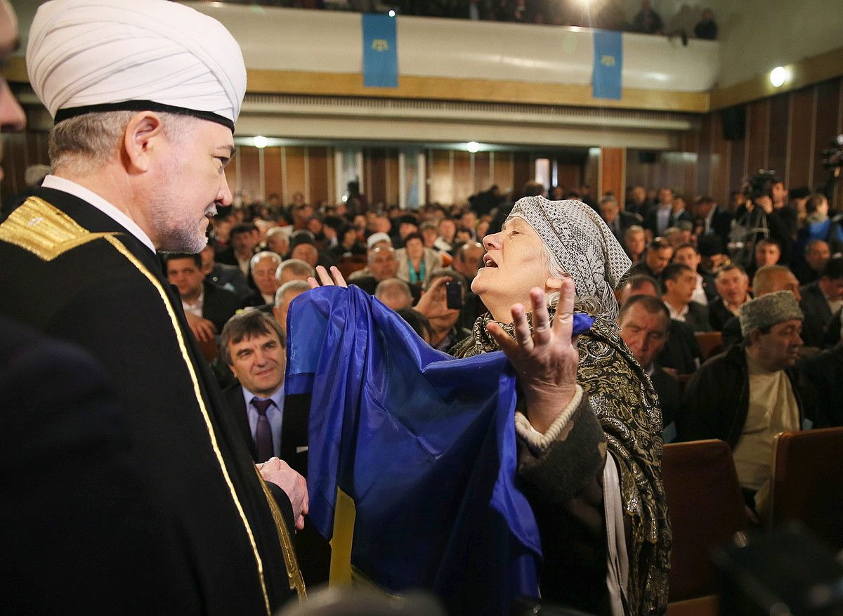 Emakume tatar bat, Ravil Gainutdin xeke muftiarekin hizketan, Kurultai-n — Krimeako Tatar Herriaren Batzarrean—, Bakhtxisarain. SERGEI ILNITSKY / EFE. Emakume tatar bat, Ravil Gainutdin xeke muftiarekin hizketan, Kurultai-n — Krimeako Tatar Herriaren Batzarrean—, Bakhtxisarain. SERGEI ILNITSKY / EFE.