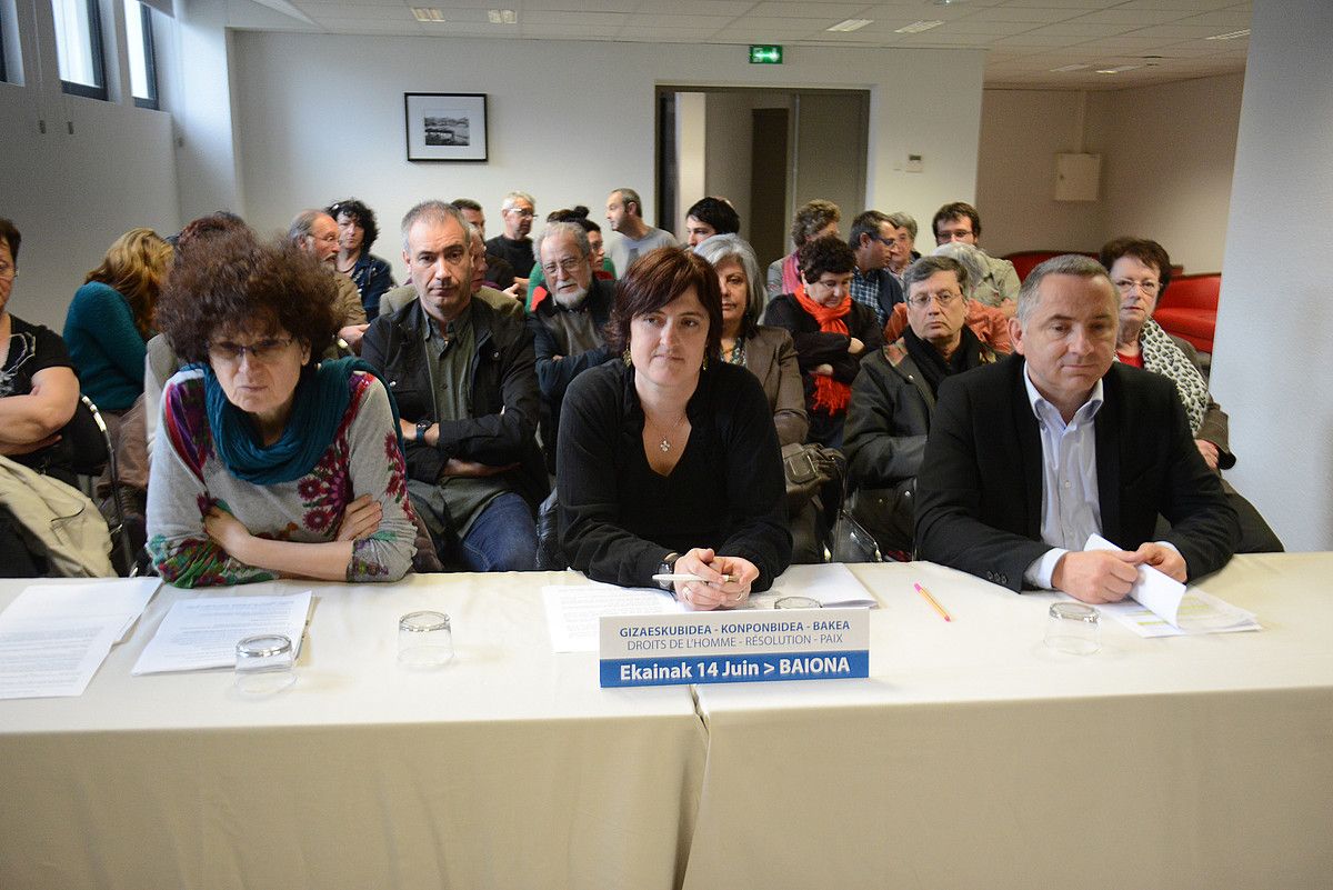 Manifestu bateratua irakurri dute 23 eragilek Baionan, manifestaziora deitzeko. SYLVAINE SENCRISTO. Manifestu bateratua irakurri dute 23 eragilek Baionan, manifestaziora deitzeko. SYLVAINE SENCRISTO.