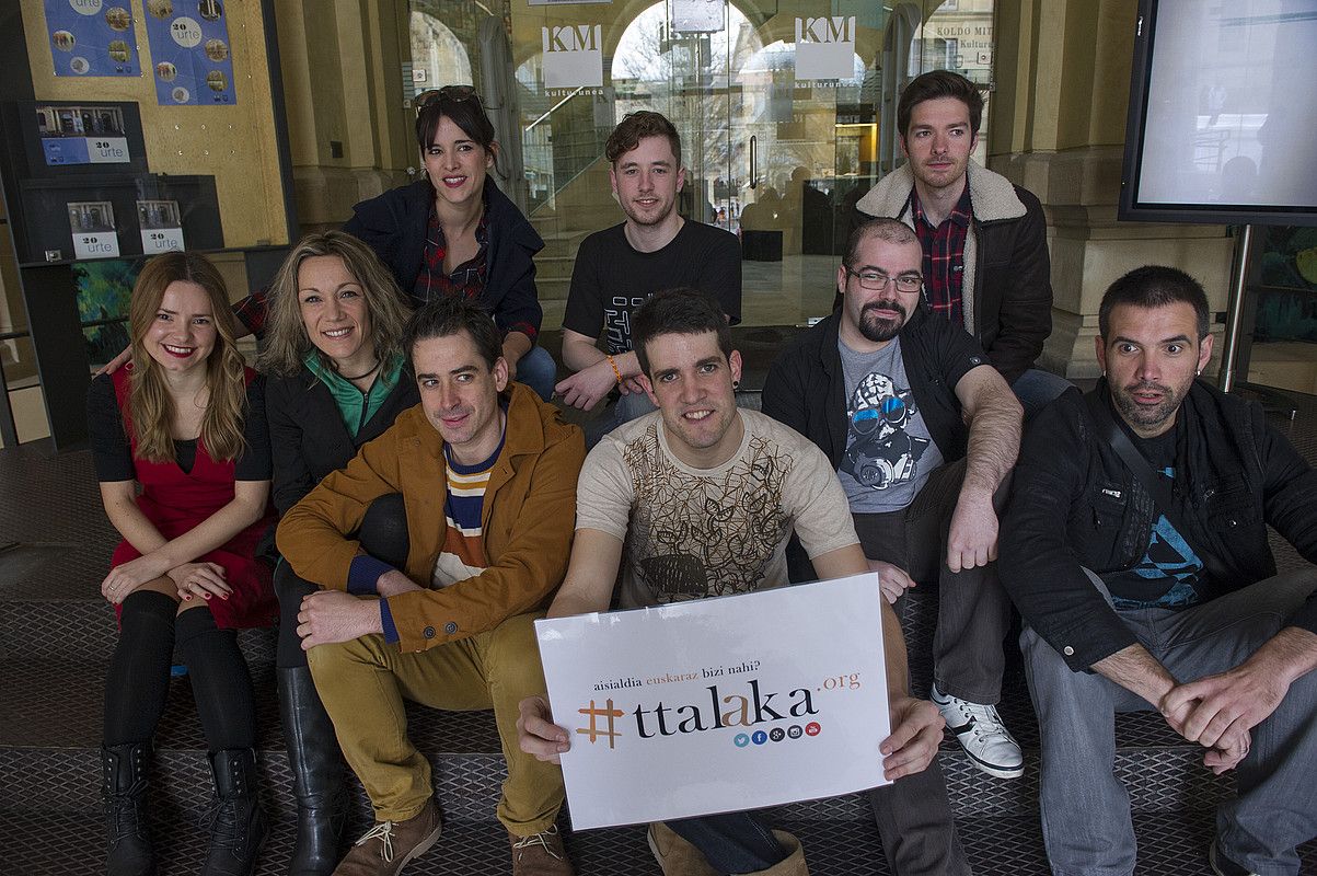 Ttalaka.org-en sustatzaileak, blogariekin batera, atzo, Donostian, proiektuaren aurkezpenean. A. CANELLADA / ARP. Ttalaka.org-en sustatzaileak, blogariekin batera, atzo, Donostian, proiektuaren aurkezpenean. A. CANELLADA / ARP.