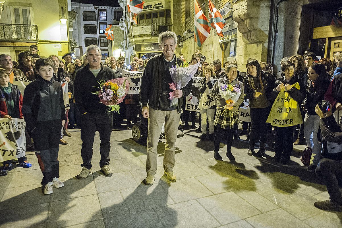 Jose Angel Mutiozabal Txabillo, Xabier Makazaga eta Ros Gonzalez Urola Kostako iheslari ohiak Zarautzen eginiko mobilizazioan parte hartu zuten atzo. GORKA RUBIO / ARGAZKI PRESS.