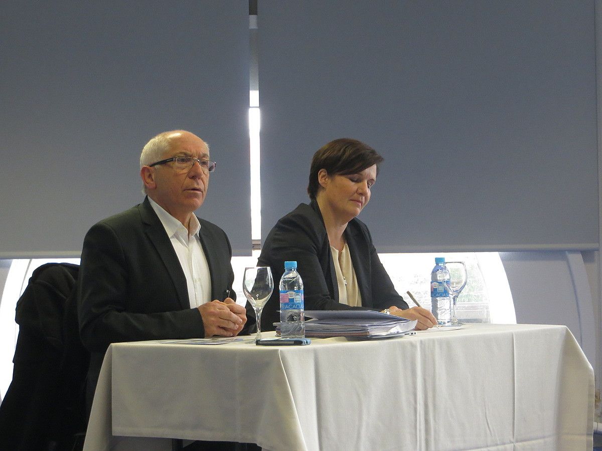 Jean Rene Etxegarai eta Sylvie Durruti Baionan, herri bozen bigarren itzulirako akordioa aurkezten, atzo. BERRIA. Jean Rene Etxegarai eta Sylvie Durruti Baionan, herri bozen bigarren itzulirako akordioa aurkezten, atzo. BERRIA.