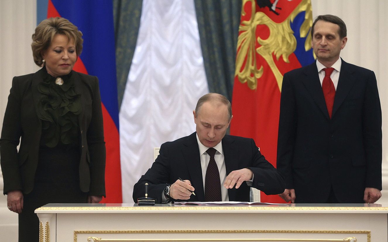 Vladimir Putin presidentea Krimea Errusiaren zati bihurtu duen agiria sinatzen, atzo, Moskun. SERGUEI CHIRIKOV / EFE.