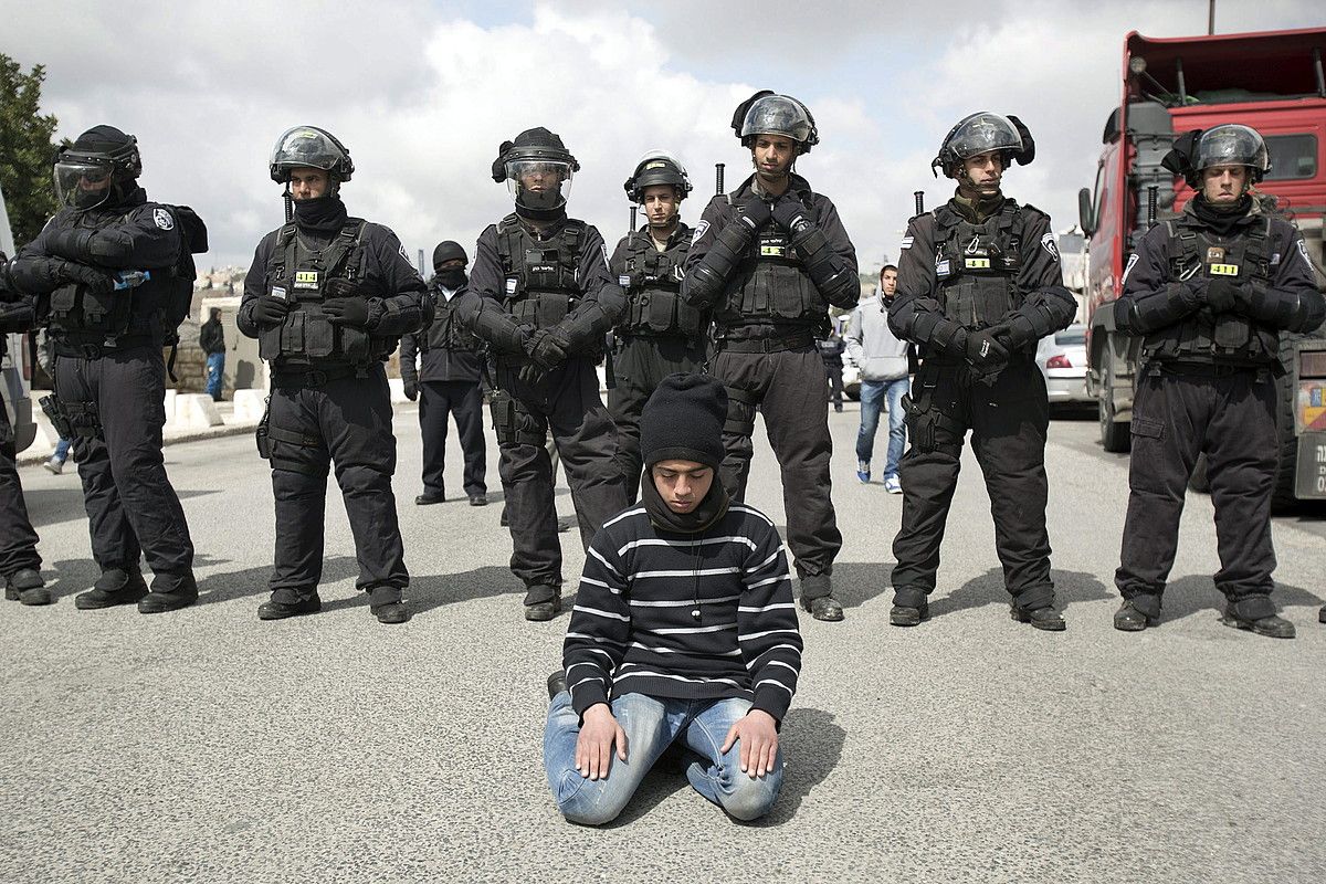 Soldadu israeldarrak, palestinar baten inguruan Nablusen, Jerusalemdik ekialdera. TALI MAYER / EFE.