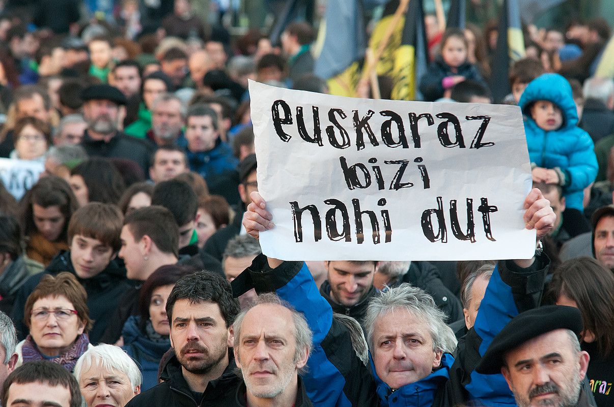 Euskaraz bizi nahi dutela oihukatu zuten milaka herritarrek atzo Iruñeko kaleetan. OIARTSO LOS ARCOS / ARGAZKI PRESS. Euskaraz bizi nahi dutela oihukatu zuten milaka herritarrek atzo Iruñeko kaleetan. OIARTSO LOS ARCOS / ARGAZKI PRESS.
