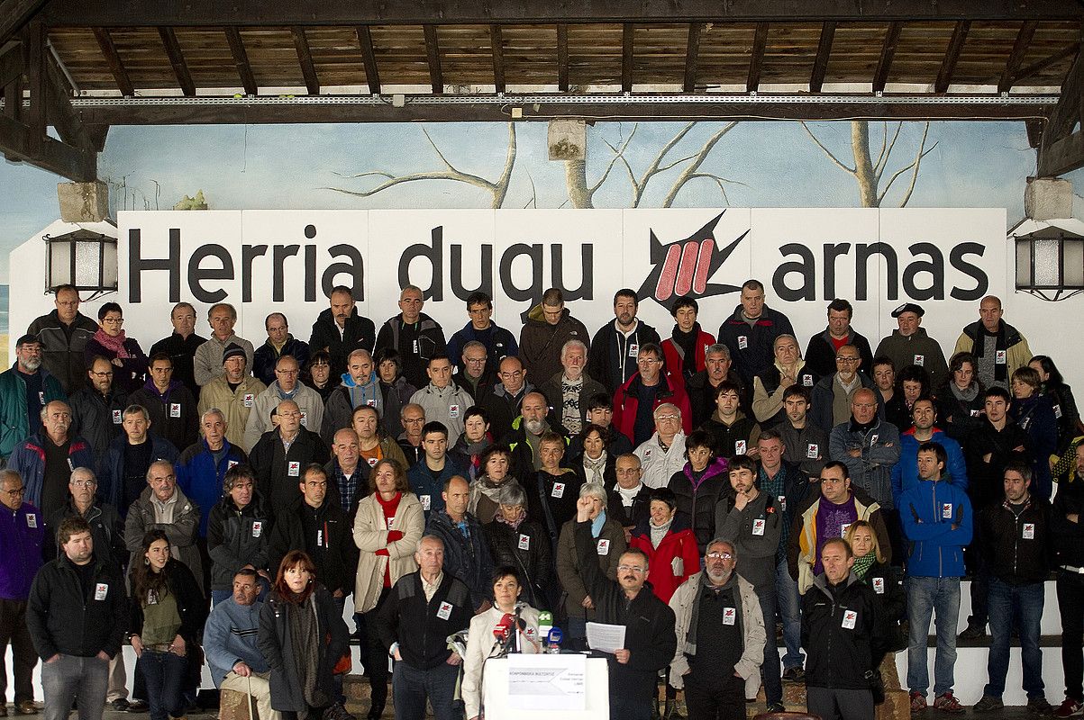 Euskal Iheslari Politikoen Kolektiboaren agerraldia, atzo, Arrangoitzen (Lapurdi). Iheslariek sorterrira itzultzeko lehen urratsa iragarri zuten. JUAN CARLOS RUIZ / ARGAZKI PRESS.