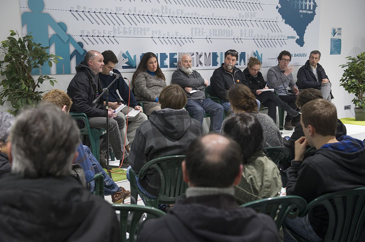 Mahai inguruan parte hartu zuten alderdietako kideak, atzo, Gure Esku Dagoren Donostiako egoitzan. JON URBE / ARP. Mahai inguruan parte hartu zuten alderdietako kideak, atzo, Gure Esku Dagoren Donostiako egoitzan. JON URBE / ARP.