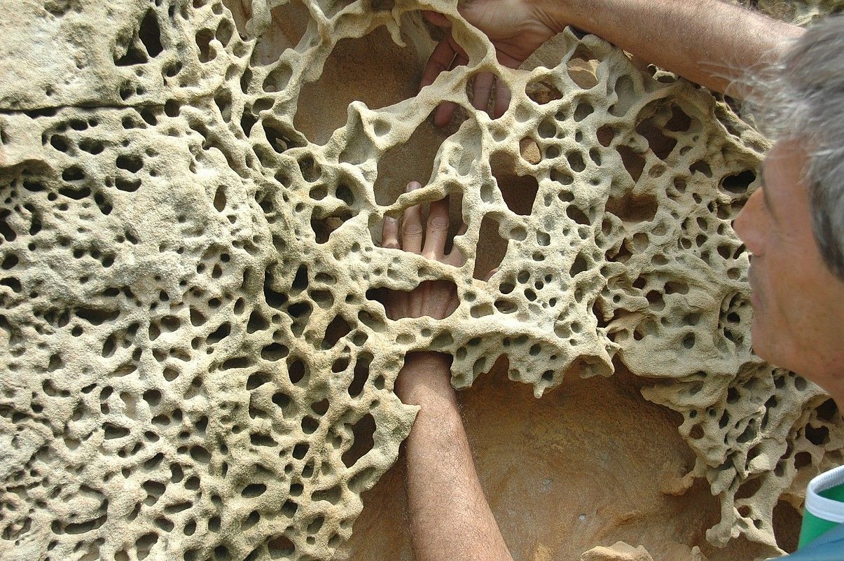 Jaizkibelen aurkitutako geoforma kordatuak ez dira beste inon topatu orain arte, Aranzadi zientzia elkarteko Espeleologia Saileko kideek azaldu dutenez. CARLOS GALAN.