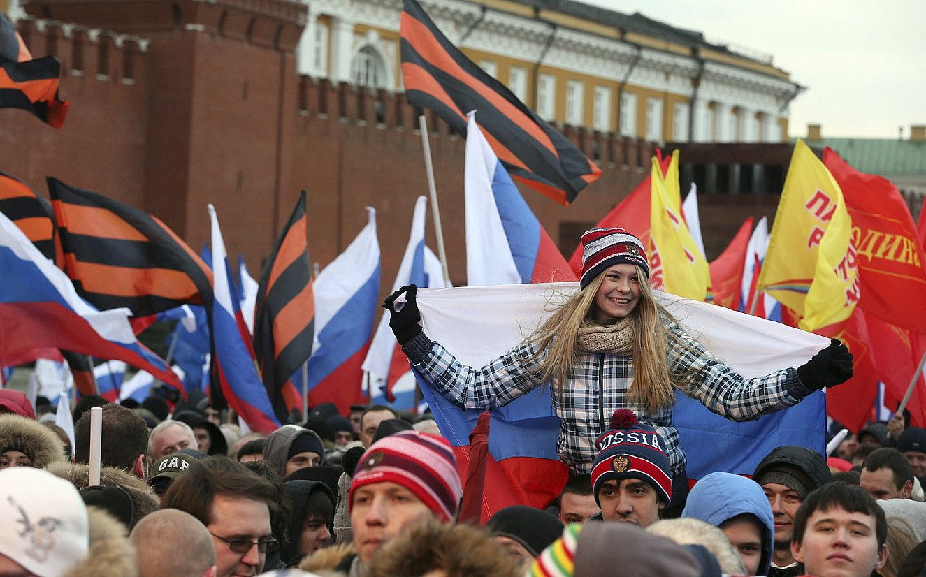 Festa giroan, ehun mila herritar inguru bildu zituen Vladimir Putinek Moskuko Plaza Gorriko mitin-kontzertuan. SERGEI ILNITSKY / EFE.