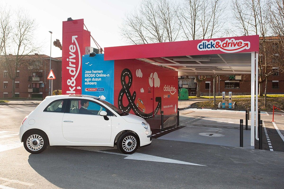 Leioako Eroski supermerkatuaren atarian dago erosketa autoz jasotzeko gunea. EROSKI. Leioako Eroski supermerkatuaren atarian dago erosketa autoz jasotzeko gunea. EROSKI.