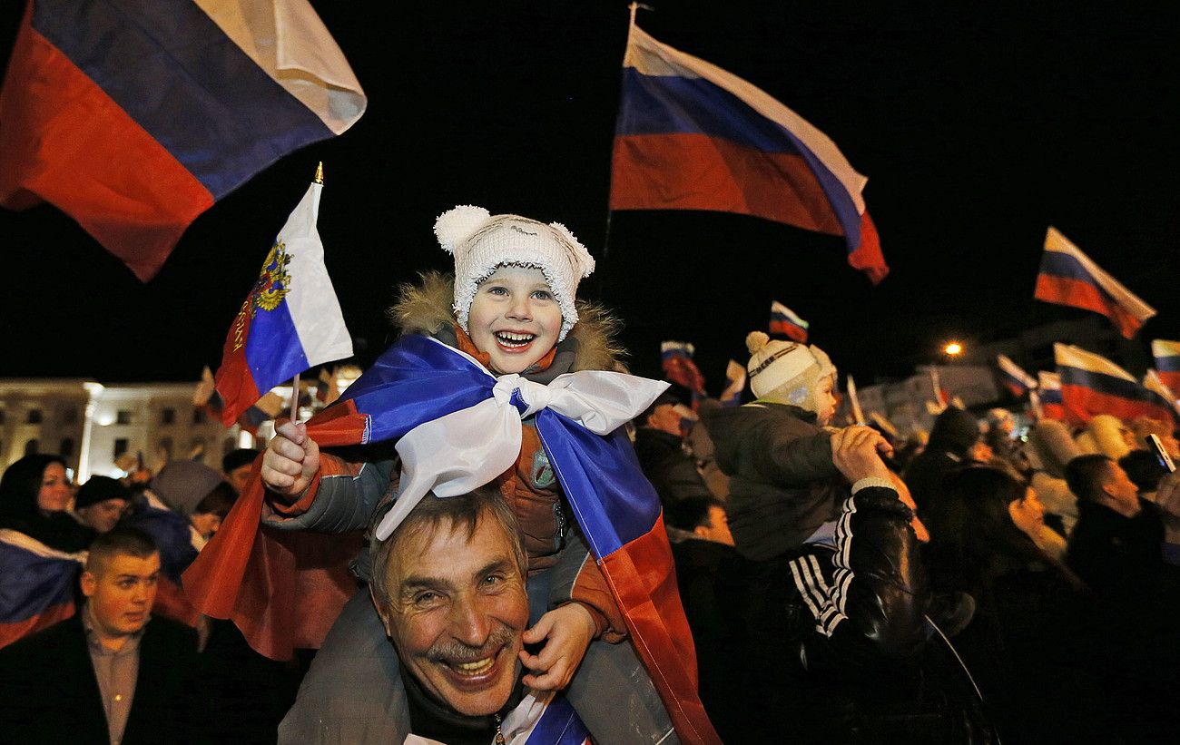 Errusiako banderekin bete zen herenegun arratsean Krimeako Simferopol hiriburuko Lenin plaza, erreferendumaren emaitza ospatzeko. YURI KOCHETKOV / EFE.