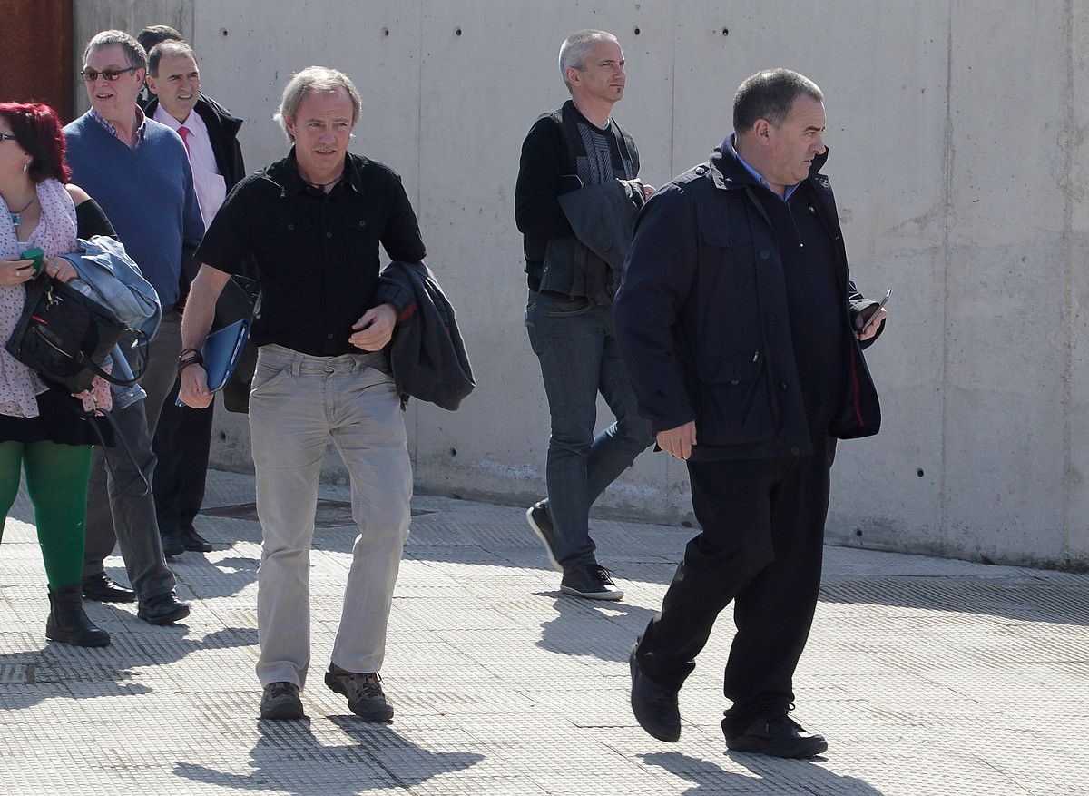 Auzipetuak, atzo, Auzitegi Nazionaletik irteten, etxerako bidea hartzeko. J. DANAE / ARGAZKI PRESS. Auzipetuak, atzo, Auzitegi Nazionaletik irteten, etxerako bidea hartzeko. J. DANAE / ARGAZKI PRESS.