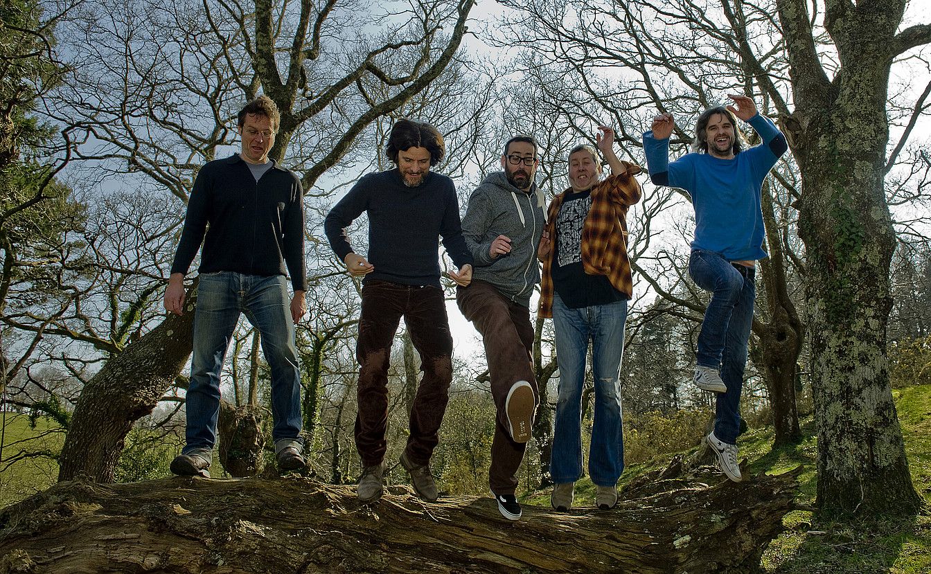 Dick Them, Joserra Senperena, Mikel Abrego, Txabi Abrego eta Jordi Gasion, Garate estudioan. JUAN CARLOS RUIZ / ARP.