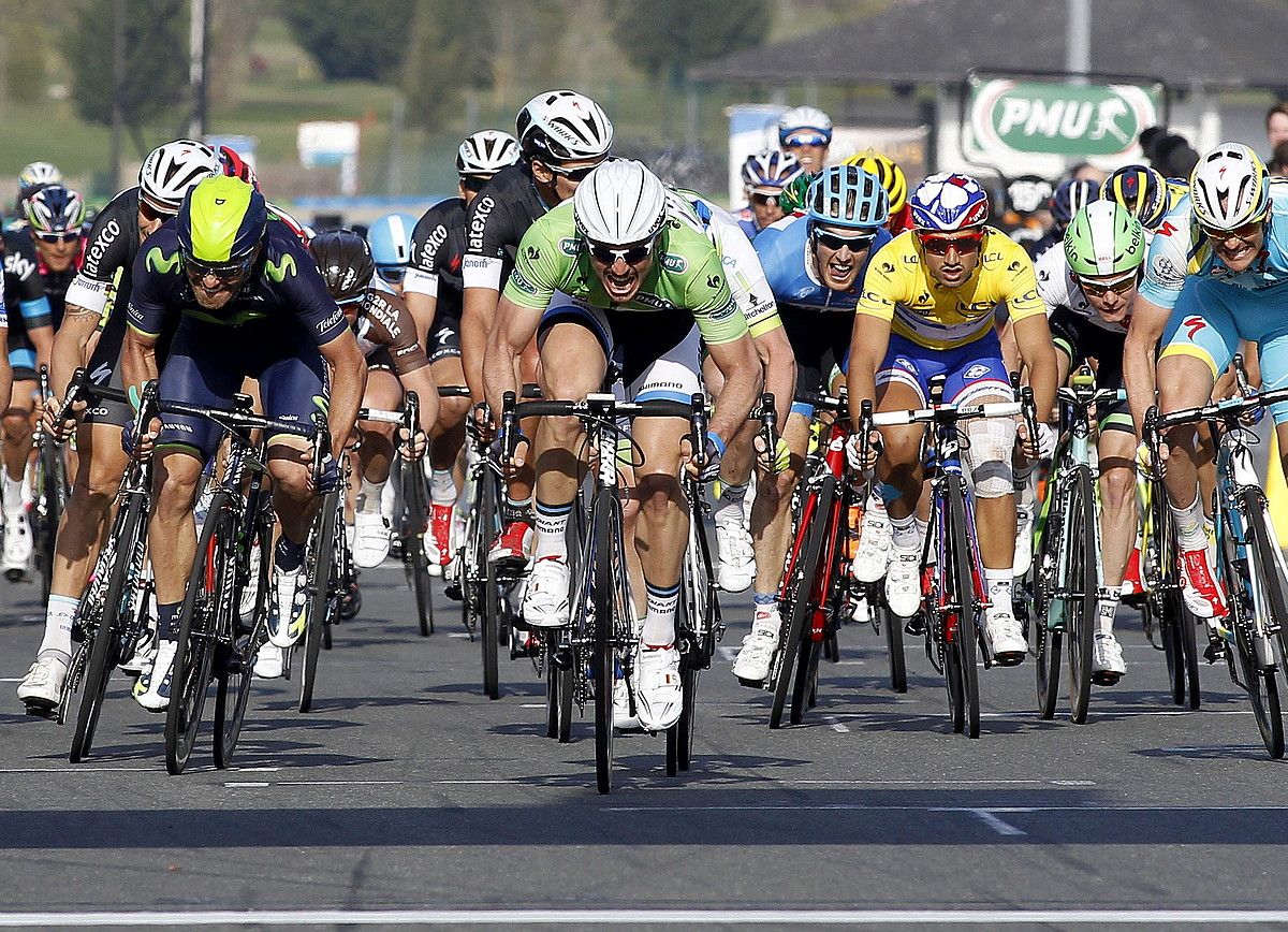John Degenkolb alemaniarra, erdi-erdian, atzo, Paris-Nizako hirugarren etaparen amaieran. SEBASTIEN NOGIER / EFE. John Degenkolb alemaniarra, erdi-erdian, atzo, Paris-Nizako hirugarren etaparen amaieran. SEBASTIEN NOGIER / EFE.