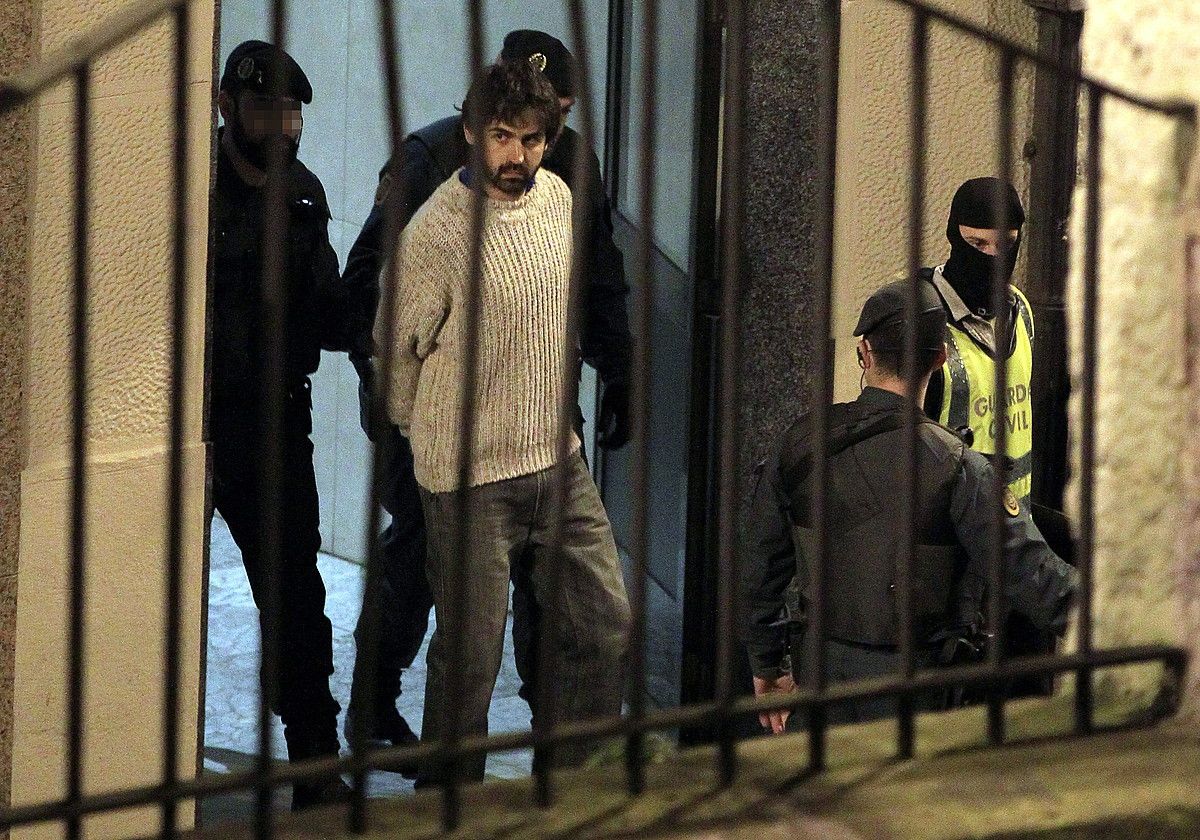 Guardia Zibila Asier Gonzalez bere etxetik ateratzen, atzo goizean. ALFREDO ALDAI / EFE. Guardia Zibila Asier Gonzalez bere etxetik ateratzen, atzo goizean. ALFREDO ALDAI / EFE.