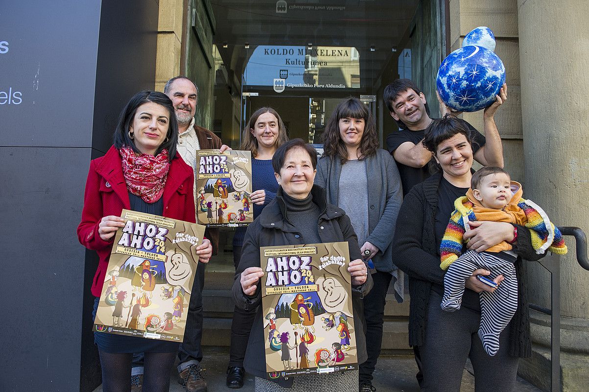 Ipuin kontalari batzuk, Ordiziako eta Tolosako udaletako ordezkariekin. JON URBE / ARGAZKI PRESS. Ipuin kontalari batzuk, Ordiziako eta Tolosako udaletako ordezkariekin. JON URBE / ARGAZKI PRESS.