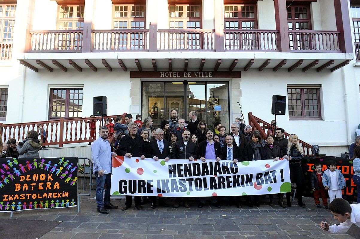 Hendaiako protesta, atzo, herriko etxearen aitzinean. SYLVAIN SENCRISTO. Hendaiako protesta, atzo, herriko etxearen aitzinean. SYLVAIN SENCRISTO.