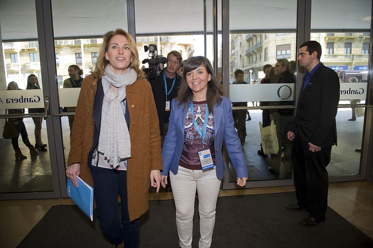 Arantza Quiroga eta Nerea Llanos EAEko PPren kongresura sartzen atzo, Donostiako Kursaalean. J. C. RUIZ / ARP.