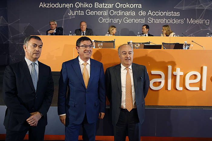 Euskaltelek iazko ekainean egindako akziodunen batzarra. LUIS TEJIDO / EFE
