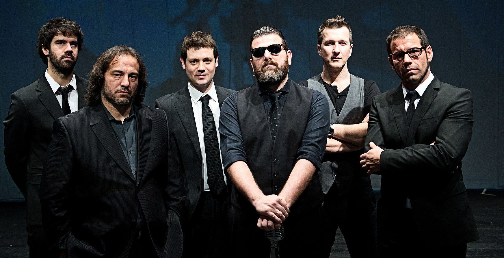Aitor Cañibano —kalparrarekin—, Travellin' Brothers taldeko beste bost kideekin. ALEX RODRIGUEZ CRUZ.