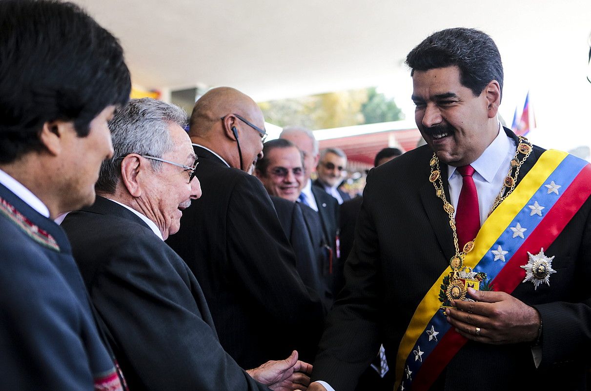 Nicolas Maduro, Hugo Chavezen heriotzaren urteurreneko ekitaldian, Raul Castro agurtzen. EFE. Nicolas Maduro, Hugo Chavezen heriotzaren urteurreneko ekitaldian, Raul Castro agurtzen. EFE.