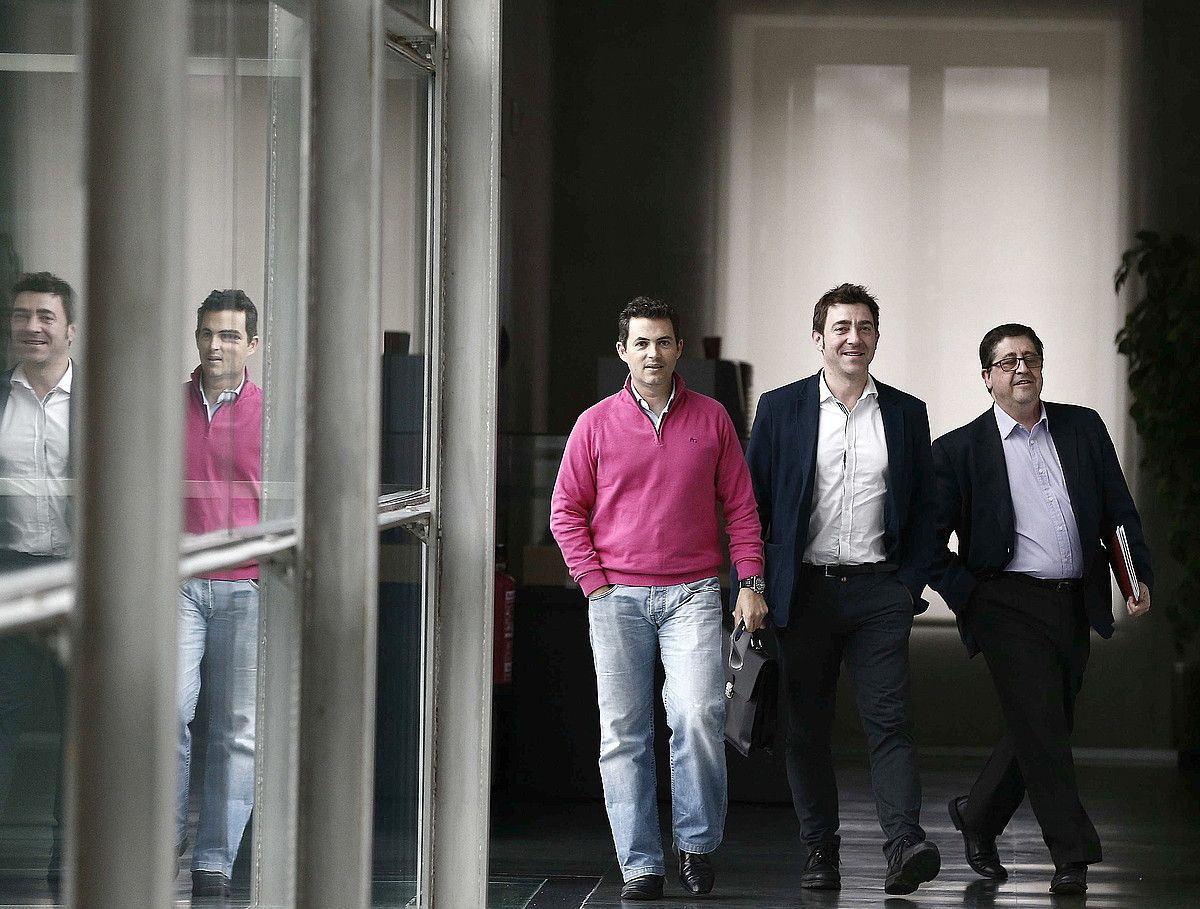 Samuel Caro, Roberto Jimenez eta Pedro Rascon PSNkoak, atzo, bilerara bidean. JESUS DIGES / EFE. Samuel Caro, Roberto Jimenez eta Pedro Rascon PSNkoak, atzo, bilerara bidean. JESUS DIGES / EFE.