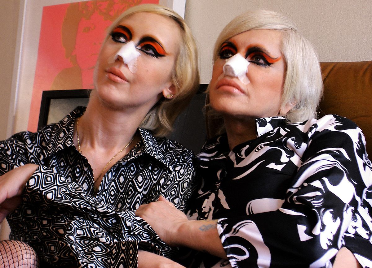 Lady Jaye eta Genesis P-Orridge, Losierren filmean. Ebakuntza elkarren antza izateko, maitasunarengatik. M. LOSIER. Lady Jaye eta Genesis P-Orridge, Losierren filmean. Ebakuntza elkarren antza izateko, maitasunarengatik. M. LOSIER.