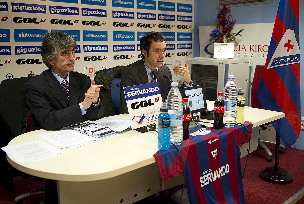 Jose Miguel Fiallegas Eibarreko kontseilaria eta Alex Aranzabal presidentea, atzo, azalpenak ematen. JUAN CARLOS RUIZ / ARGAZKI PRESS.