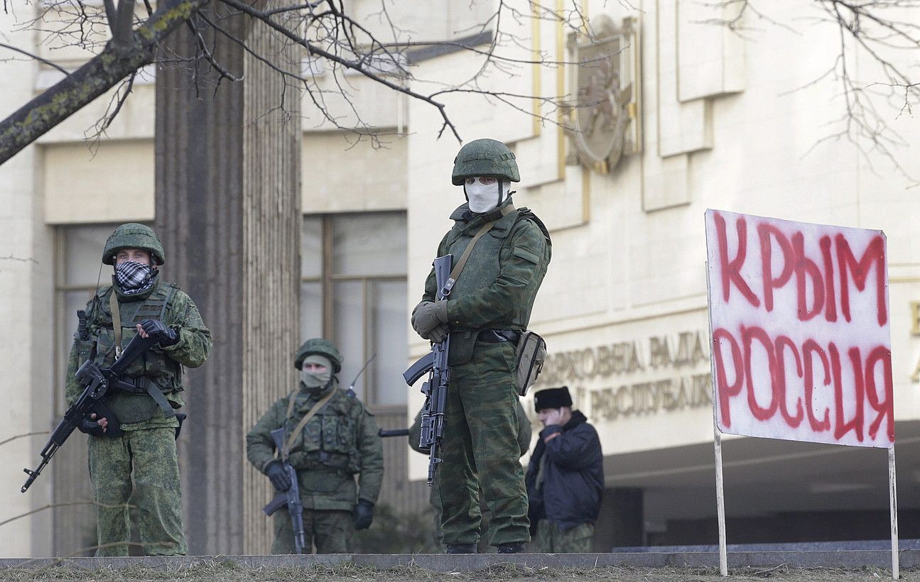 Ekintzaile armatuak Krimeako Parlamentuaren aitzinean, atzo, Simferopolen. Krimea Errusia da, idatzita dago kartelean. MAXIM SHIPENKOV / EFE. Ekintzaile armatuak Krimeako Parlamentuaren aitzinean, atzo, Simferopolen. Krimea Errusia da, idatzita dago kartelean. MAXIM SHIPENKOV / EFE.