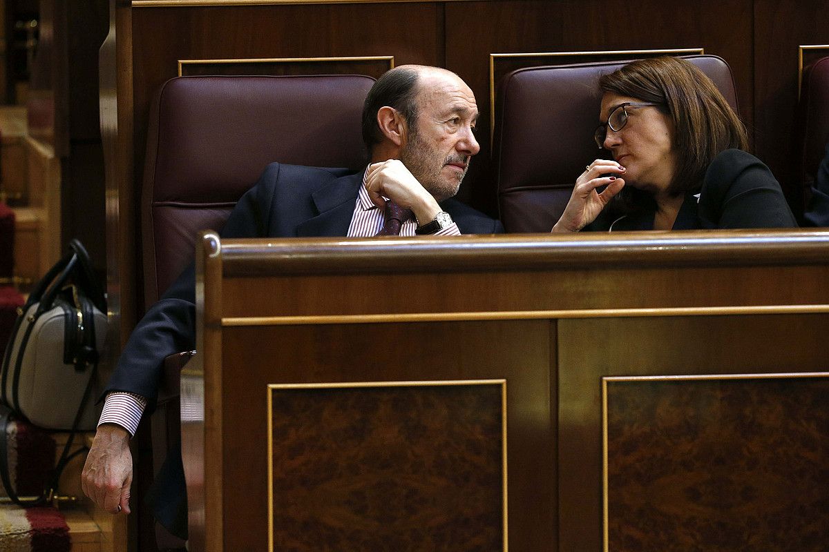 Alfredo Perez Rubalcaba PSOEko burua eta Soraya Rodriguez bozeramailea, Espainiako Kongresuan. EFE.