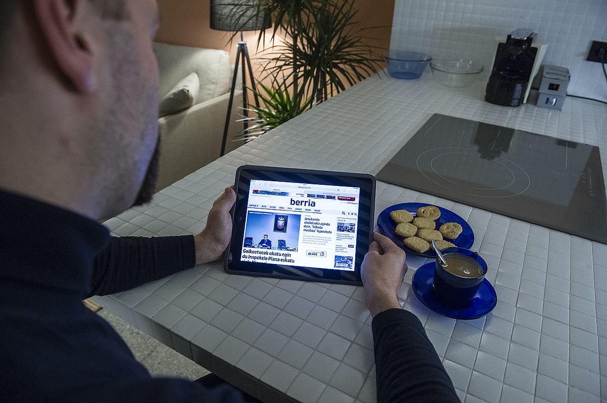 Irakurle bat tabletean webgune berritua ikusten. GORKA RUBIO / ARGAZKI PRESS. Irakurle bat tabletean webgune berritua ikusten. GORKA RUBIO / ARGAZKI PRESS.