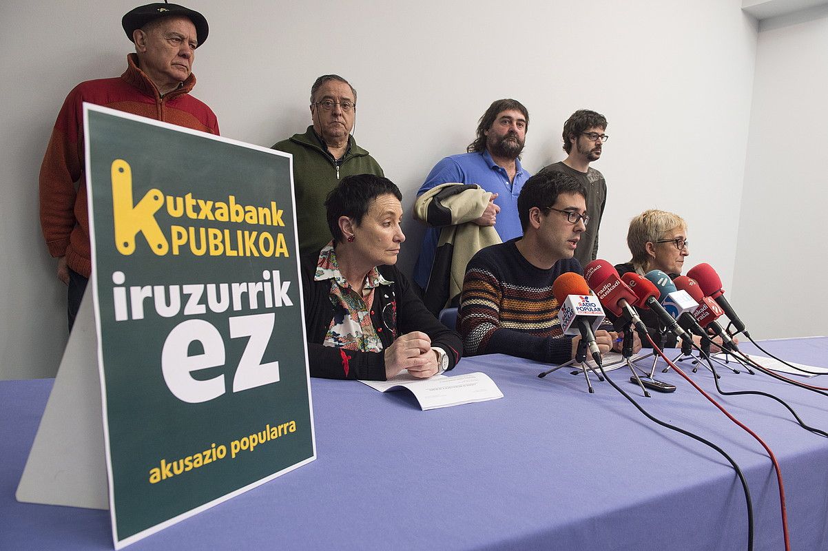 Herri akusazioaren ordezkariak eta haien abokatua, atzo, Bilbon. M. DEL VALLE/ARP. Herri akusazioaren ordezkariak eta haien abokatua, atzo, Bilbon. M. DEL VALLE/ARP.