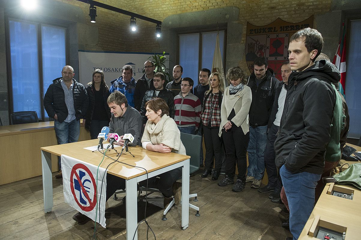 Tolosaldeko alkateek agerraldia egin zuten atzo. JON URBE / ARGAZKI PRESS.