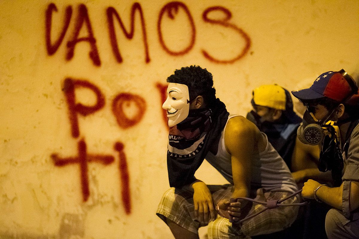 Gobernuaren kontrako manifestariak, Caracas ekialdeko Altamira auzoan. MIGUEL GUTIERREZ / EFE.