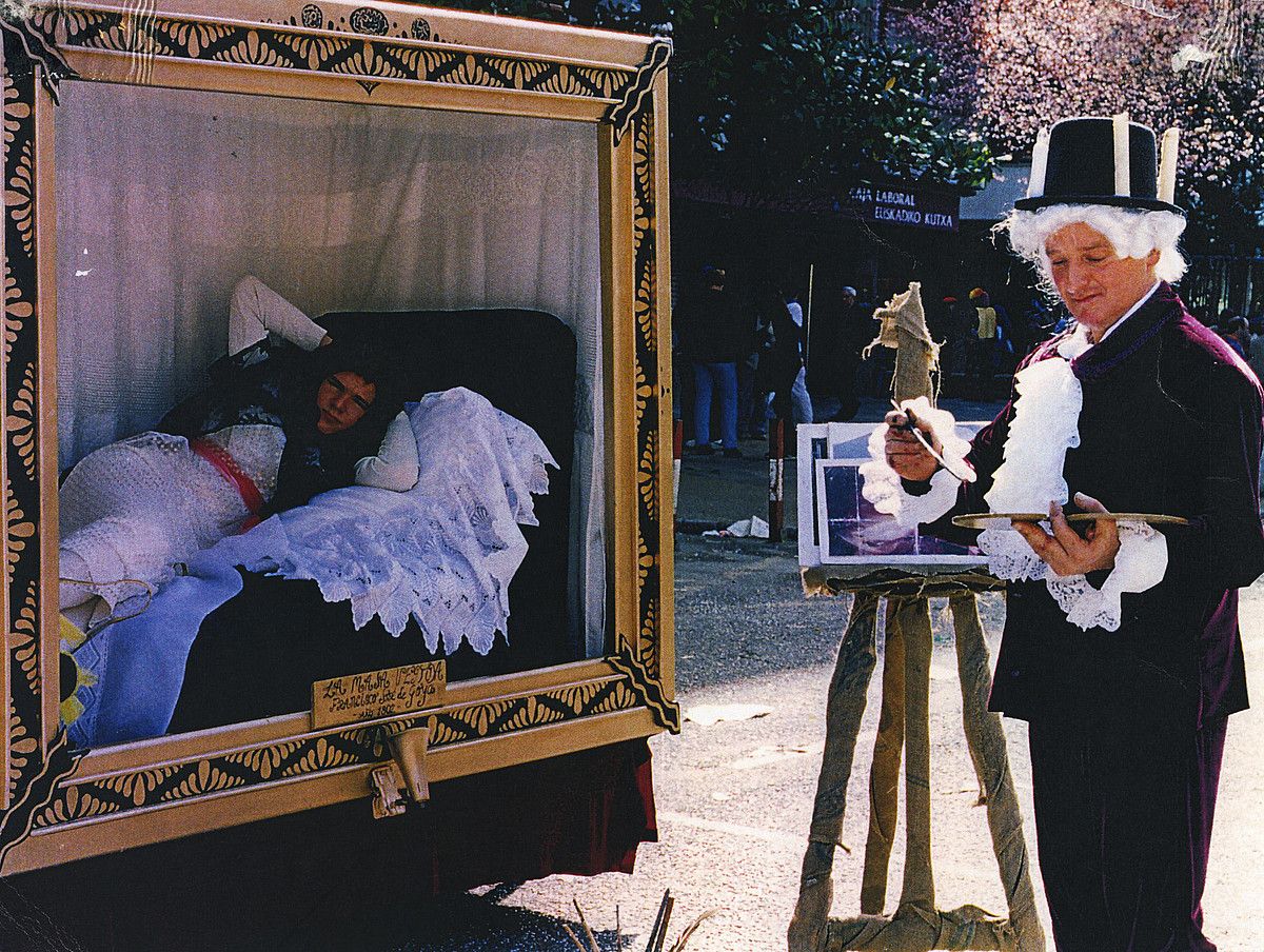 Miguel Angel Bermudez, Goya eta Maja jantzia ikuskizuna egiten, 2000. urteko inauterietan. MIGUEL ANGEL BERMUDEZ. Miguel Angel Bermudez, Goya eta Maja jantzia ikuskizuna egiten, 2000. urteko inauterietan. MIGUEL ANGEL BERMUDEZ.