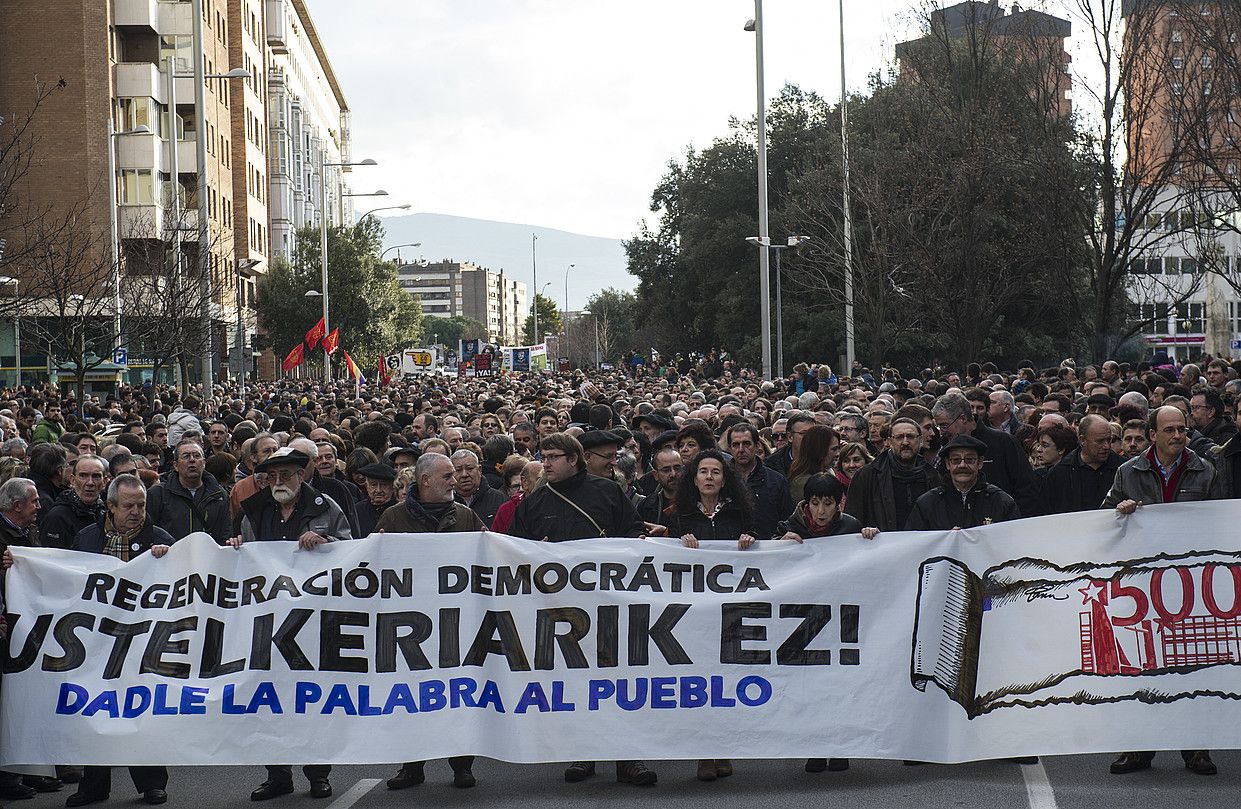 Eraberritze demokratikoa. Ustelkeriarik ez. Eman hitz herriari leloa eraman zuten atzo Iruñean egindako martxaren buruan. JAGOBA MANTEROLA / ARGAZKI PRESS.