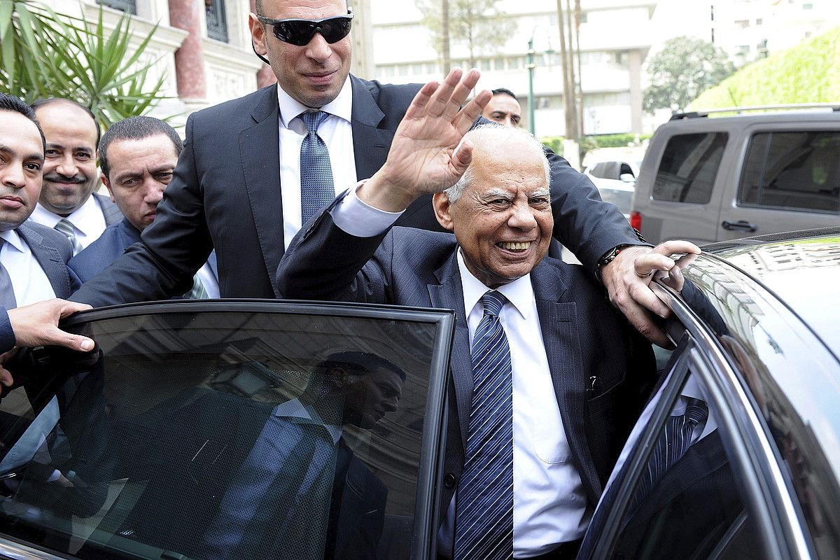 Hazem el-Beblaui lehen ministroa, atzo, Adli Mansur presidenteari dimisioa aurkeztu ondoren. STR / EFE.