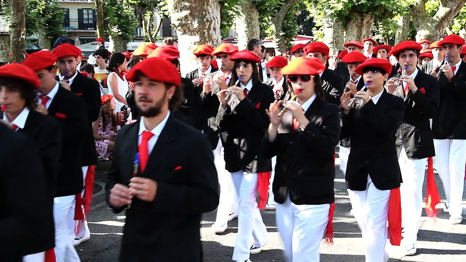 Hondarribiko alardean urtero iskanbilak izaten dira, alarde tradizional eta mistoaren auzia dela eta. BILGUNE FEMINISTA.
