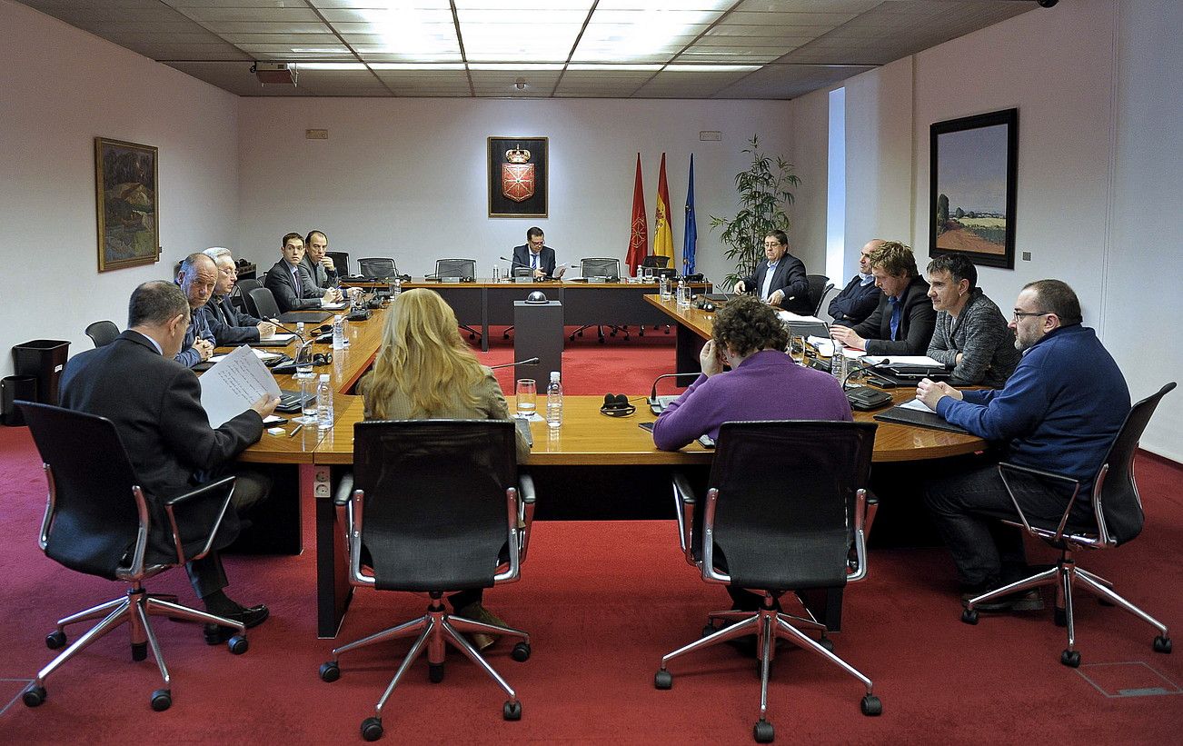 Hamahiru parlamentarik osatu dute ikerketa batzordea; atzo egin zuten lehenengo bilera. VILLAR LOPEZ / EFE. Hamahiru parlamentarik osatu dute ikerketa batzordea; atzo egin zuten lehenengo bilera. VILLAR LOPEZ / EFE.