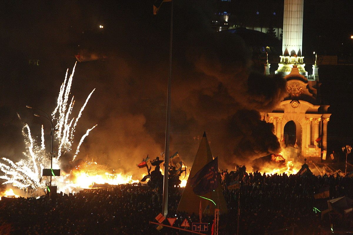 Hainbat manifestarik eraso egin zioten Eskualdeen Alderdiaren egoitzari. OLEG PETRASYUK / EFE. Hainbat manifestarik eraso egin zioten Eskualdeen Alderdiaren egoitzari. OLEG PETRASYUK / EFE.