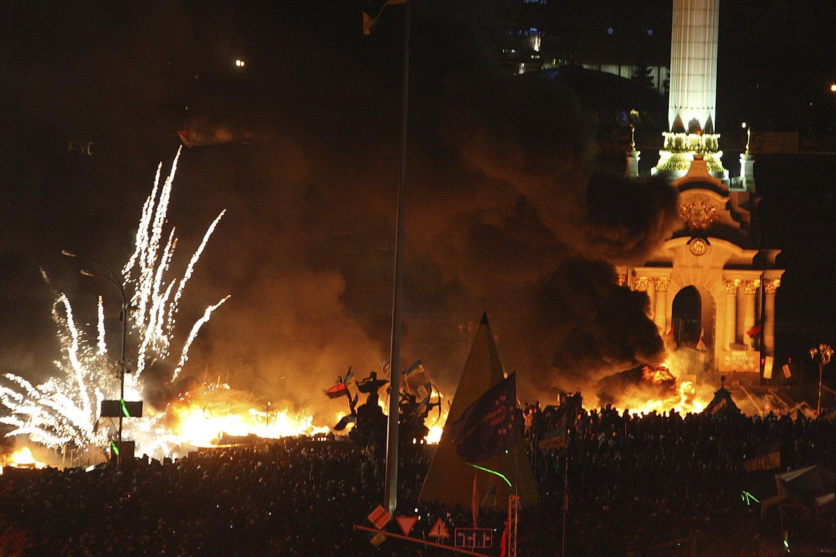 Hainbat manifestarik eraso egin zioten Eskualdeen Alderdiaren egoitzari. OLEG PETRASYUK / EFE.