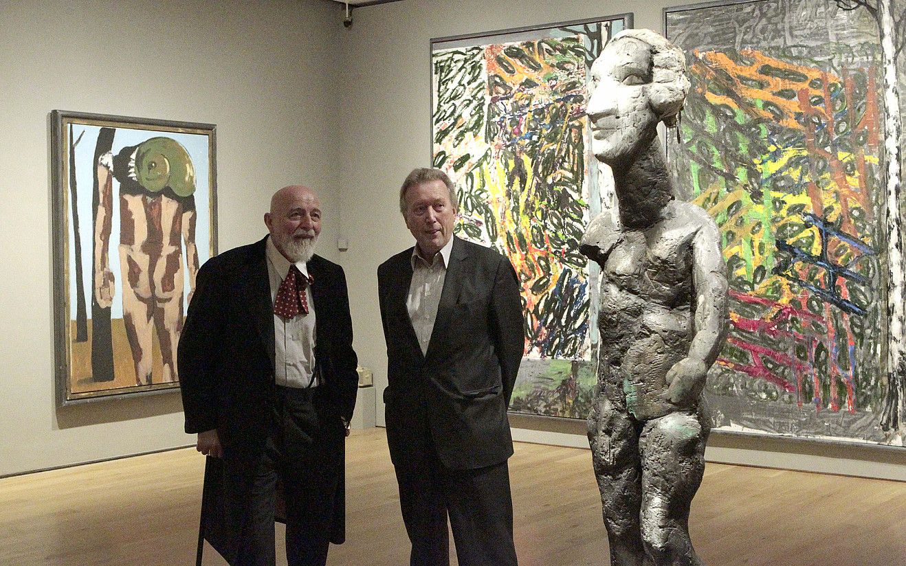 Markus Lupertz artista eta Kosme Barañano komisarioa, atzo Bilboko Arte Eder museoak sortzaileari eskainitako erakusketa antologikoa ikusten. LUIS TEJIDO / EFE. Markus Lupertz artista eta Kosme Barañano komisarioa, atzo Bilboko Arte Eder museoak sortzaileari eskainitako erakusketa antologikoa ikusten. LUIS TEJIDO / EFE.