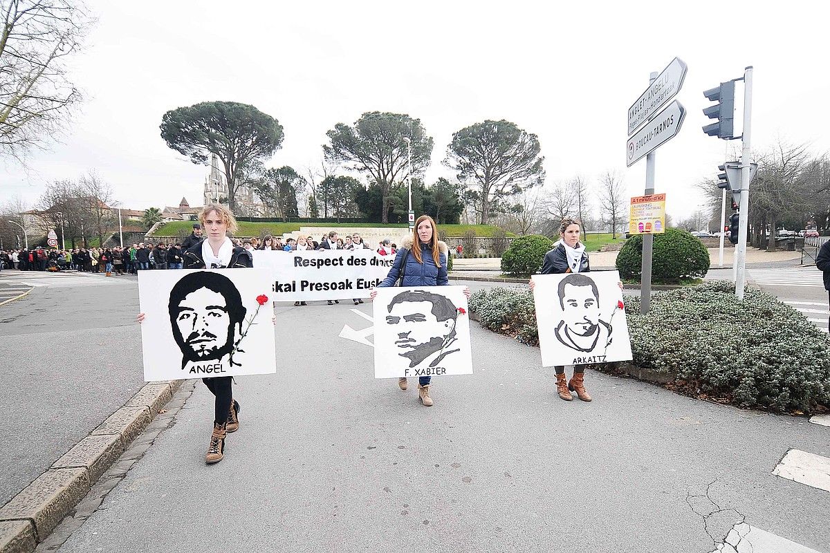 Ehunka lagun bildu ziren Baionan, atzo, Etxerat-ek antolatutako manifestazioan. JULEN PASCUAL.