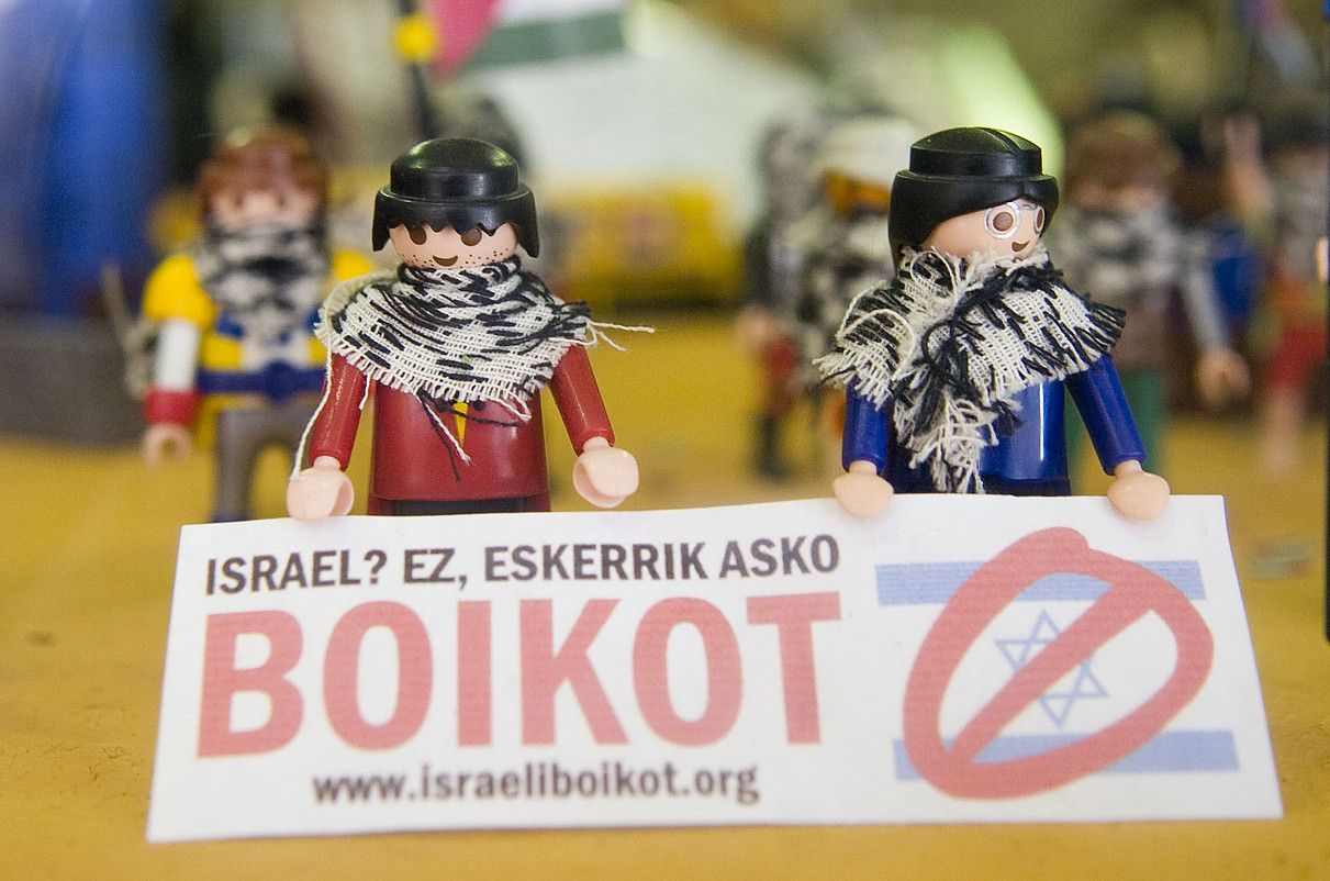 Euskal Herrian ere badira boikotarekin bat egiten duten taldeak. J. RUIZ / ARP. Euskal Herrian ere badira boikotarekin bat egiten duten taldeak. J. RUIZ / ARP.
