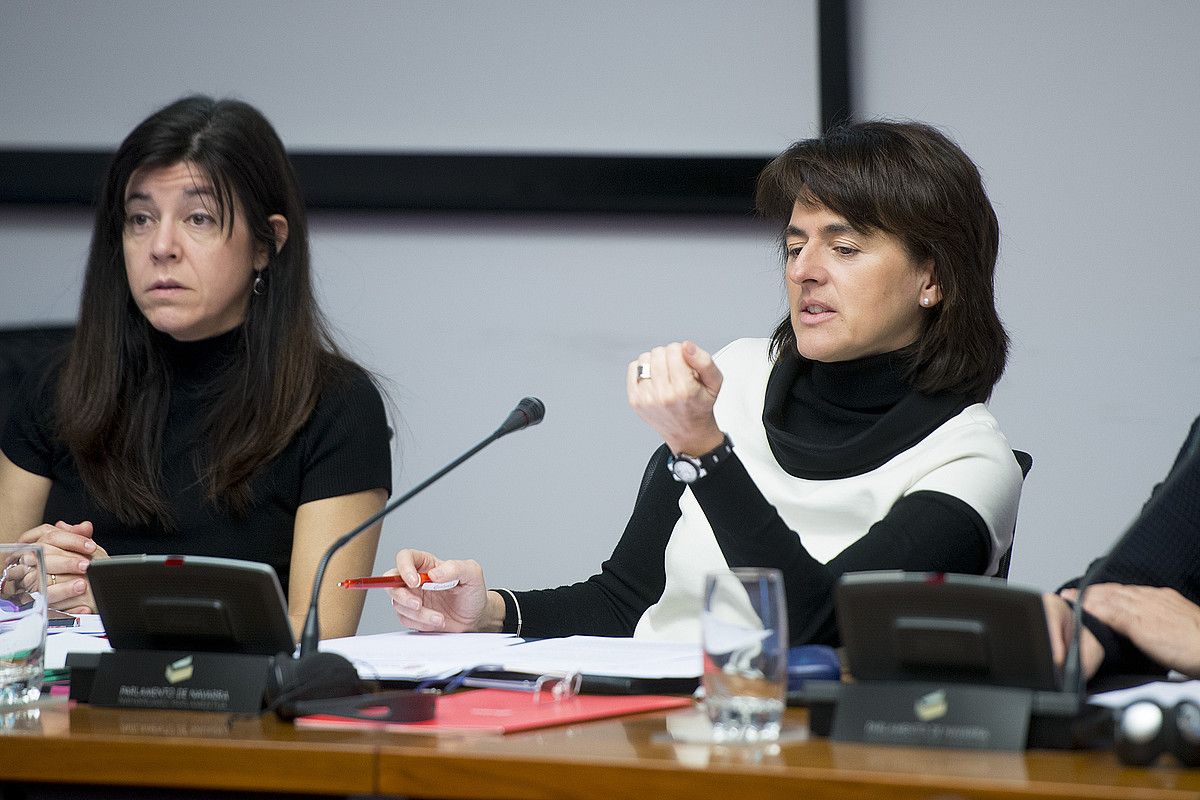 Marta Vera Osasun kontseilaria —eskuinean—, atzo parlamentuan egindako agerraldian. IÑIGO URIZ / ARGAZKI PRESS.