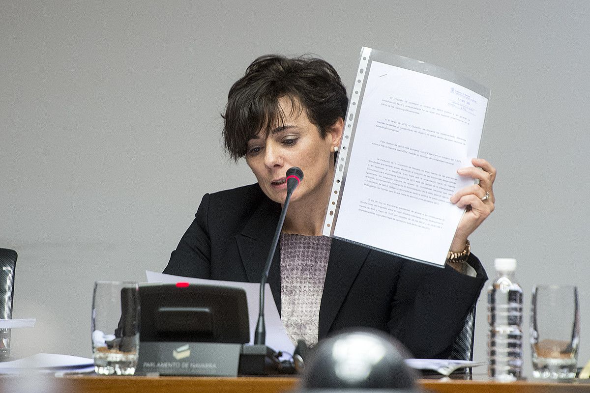 Idoia Nieves Ogasun zuzendari ohia eta Lourdes Goikoetxea Ekonomia kontseilaria, atzoko euren agerraldietan. IÑIGO URIZ / ARGAZKI PRESS. Idoia Nieves Ogasun zuzendari ohia eta Lourdes Goikoetxea Ekonomia kontseilaria, atzoko euren agerraldietan. IÑIGO URIZ / ARGAZKI PRESS.
