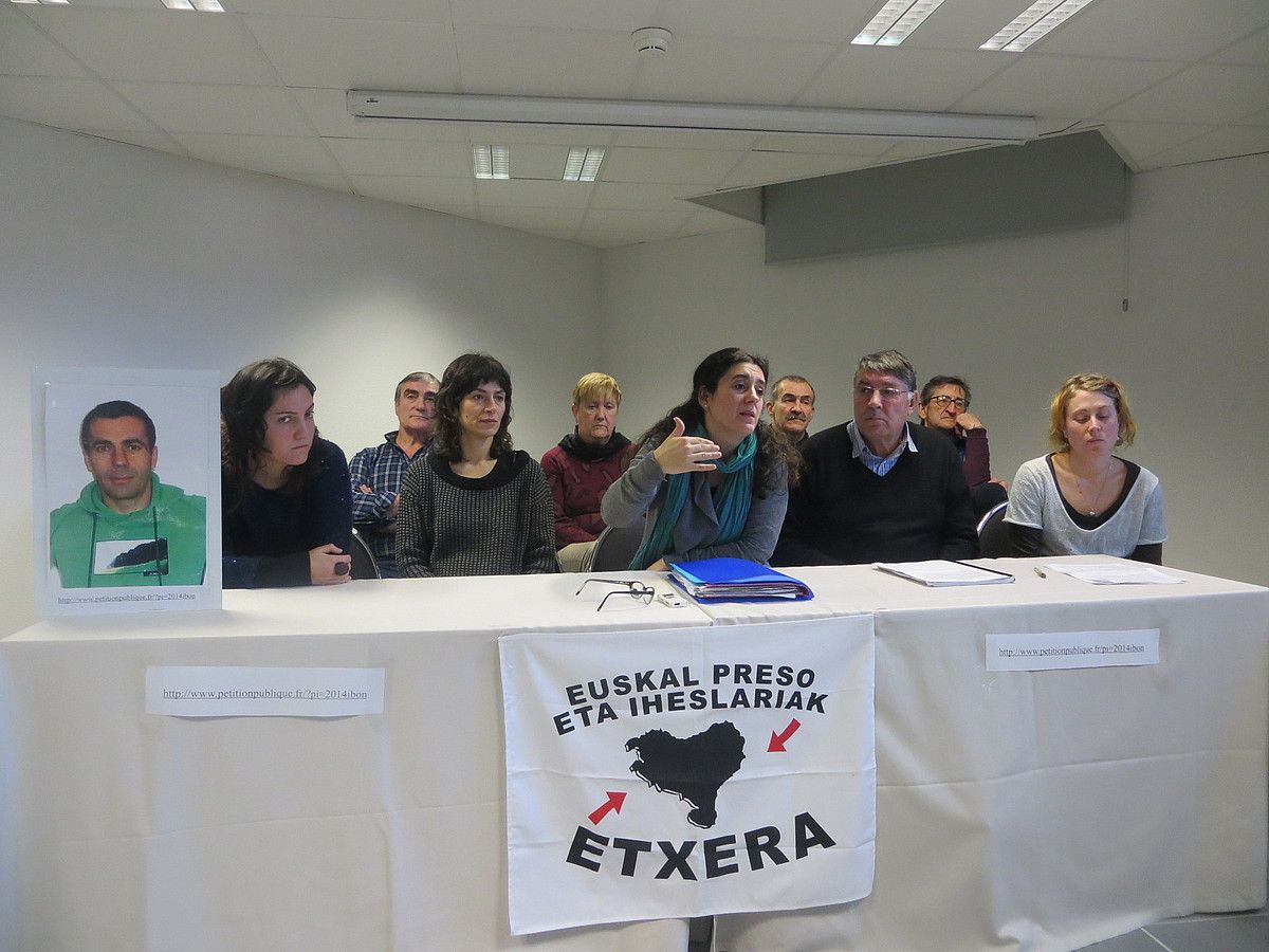 Baionan egin zuten agerraldia abokatu eta sendagileek, atzo. A.RENTERIA. Baionan egin zuten agerraldia abokatu eta sendagileek, atzo. A.RENTERIA.