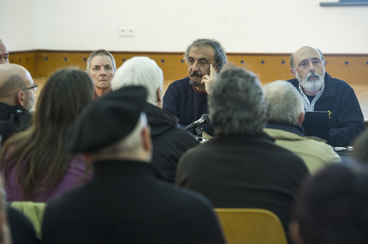 Arregi, Egaña eta Etxeberria hizlari, jendez lepo bete zen Atxulondo kultur etxeko aretoa. JON URBE / ARP. Arregi, Egaña eta Etxeberria hizlari, jendez lepo bete zen Atxulondo kultur etxeko aretoa. JON URBE / ARP.